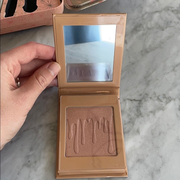 Kylie Jenner pressed illuminating powder